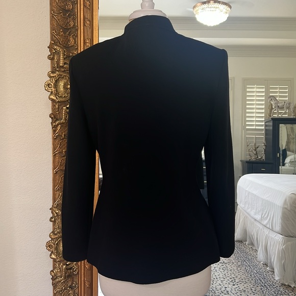 St John Basic Size: 6 Vintage collarless zip up jacket with pockets/gold buttons - Picture 4 of 7